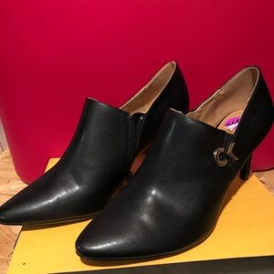 Women’s short heeled shoes.